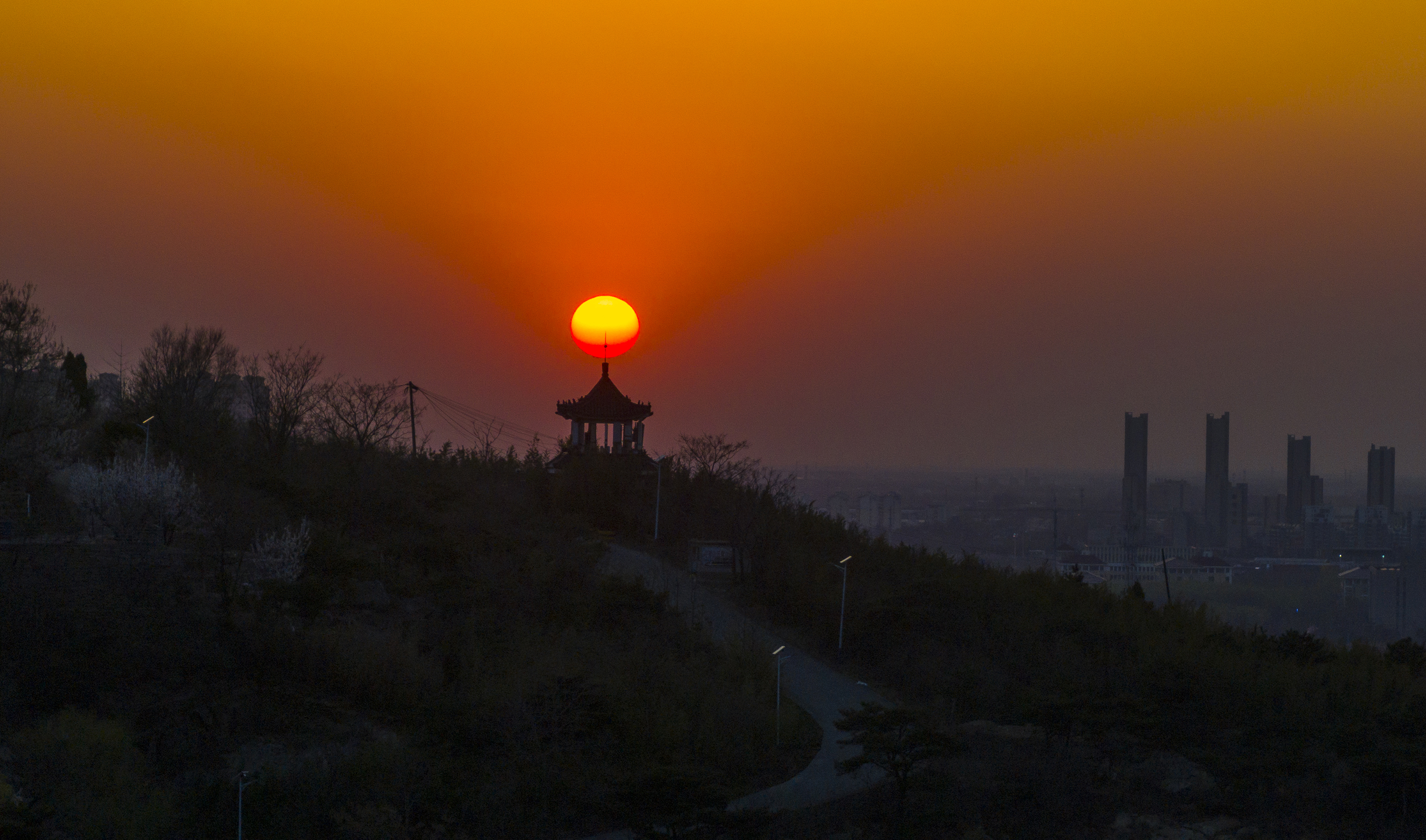 张振平《花果山落日》.jpg