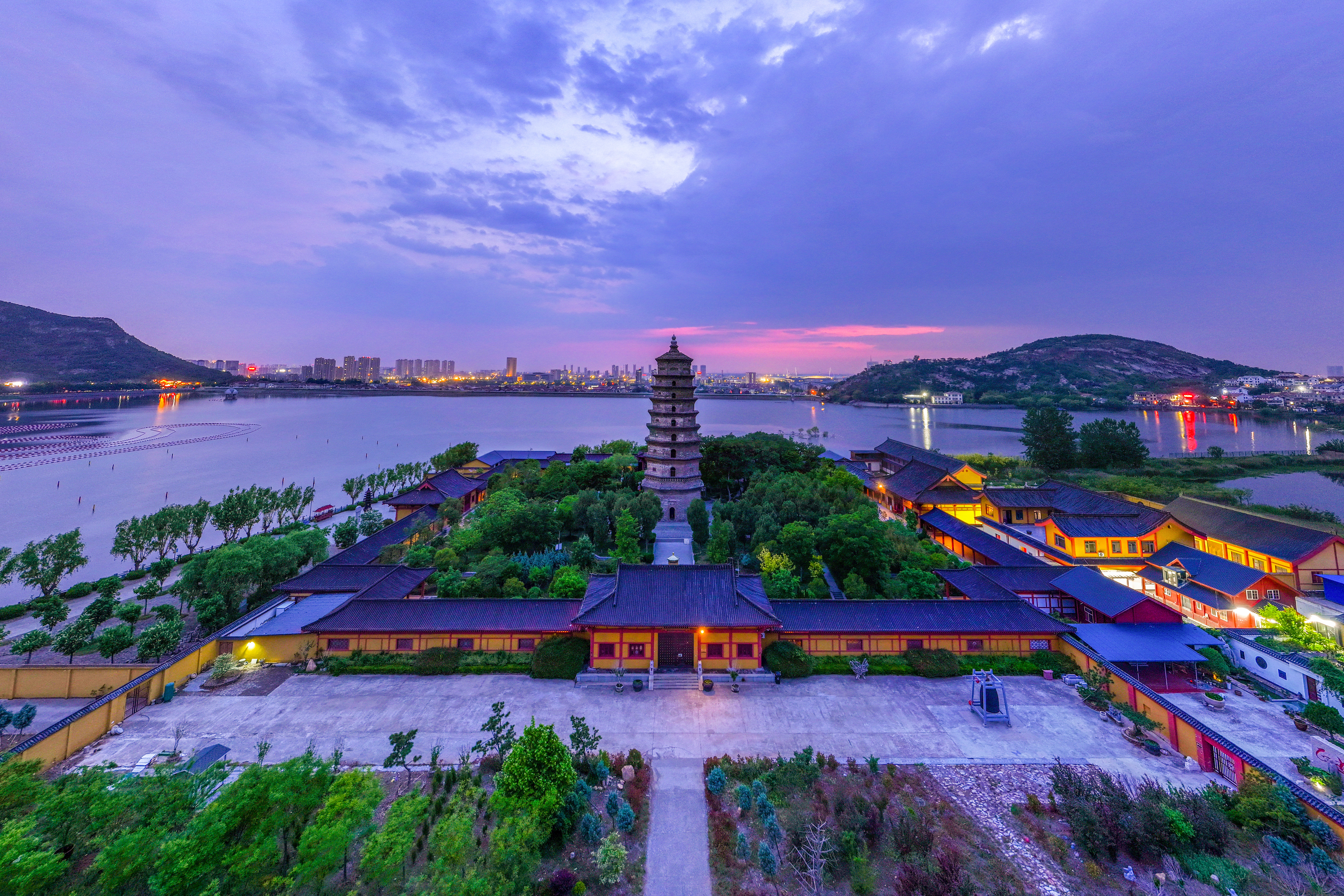 42梁艳 《俯瞰海清寺》？.jpg